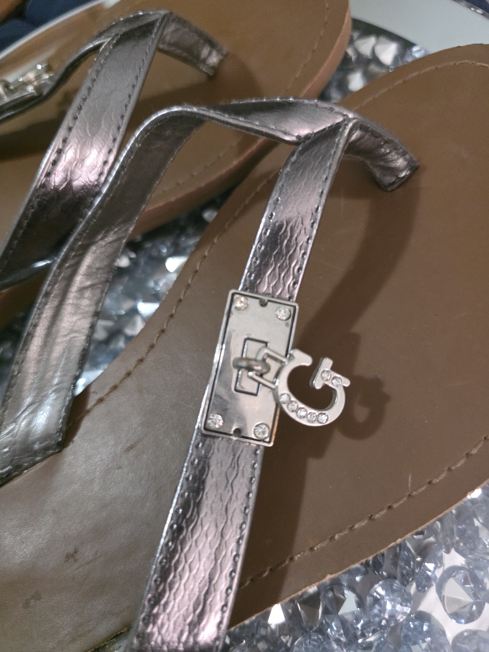 GUESS Sandals Womens 7.5 Silver Metallic Strap Flip Flop G Logo Charm
